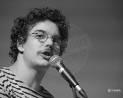 Culture et Patrimoine N&B - Photo. sensible... au naturel Photographie - Manu GALURE auteur, compositeur et interprète en concert au café librairie "le Fil" à Coutures (49)