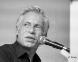 Culture et Patrimoine N&B - Photo. sensible... au naturel Photographie "portrait" N&B - Arnaud LÉVÊQUE auteur, compositeur et interprète en concert au café-librairie "le Fil" à Coutures (49)