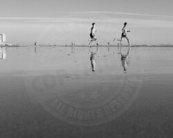 Nature et Environnement - Photo. sensible... au naturel 2 garçons courent sur la plage des demoiselles à SAINT-HILAIRE-DE-RIEZ (85)