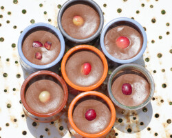 Photographie dégustation - Photo. sensible... au naturel P'tits pots de mousse aux deux chocolats... seulement pour les gourmands : 200 gr. de chocolats noir avec 6 œufs frais. C'est tout !
