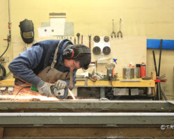 Photographie industrie - atelier de métallerie - Photo. sensible... au naturel Jeune métallier dans une entreprise de serrurerie tuyauterie à GENNES-VAL-DE-LOIRE (49)