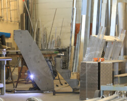 Photographie industrie - atelier de métallerie - Photo. sensible... au naturel Jeune métallier dans une entreprise de serrurerie tuyauterie à GENNES-VAL-DE-LOIRE (49). Il opère un assemblage de pièces différentes par soudage