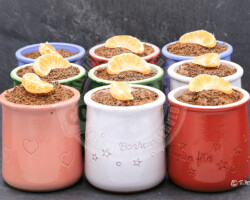 Reprographie et Studio - Photo. sensible... au naturel P'tits pots de mousse aux deux chocolats prise en studio. Seulement pour les gourmands : 200 gr. de chocolats noir avec 6 œufs frais. C'est tout !